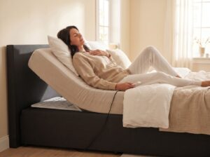 Femme le buste relevé grâce au CosyLift pour limiter le reflux nocturne