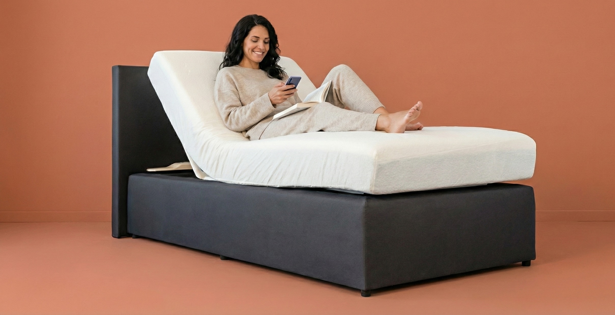 Femme lisant dans son lit relevé avec le CosyLift