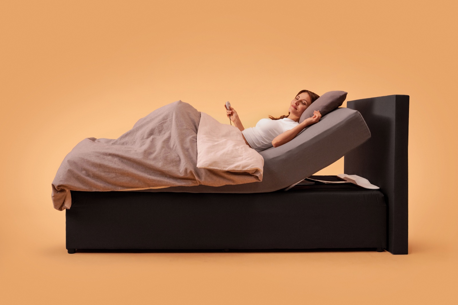 Femme endormie sous sa couette, le buste relevé par le CosyLift